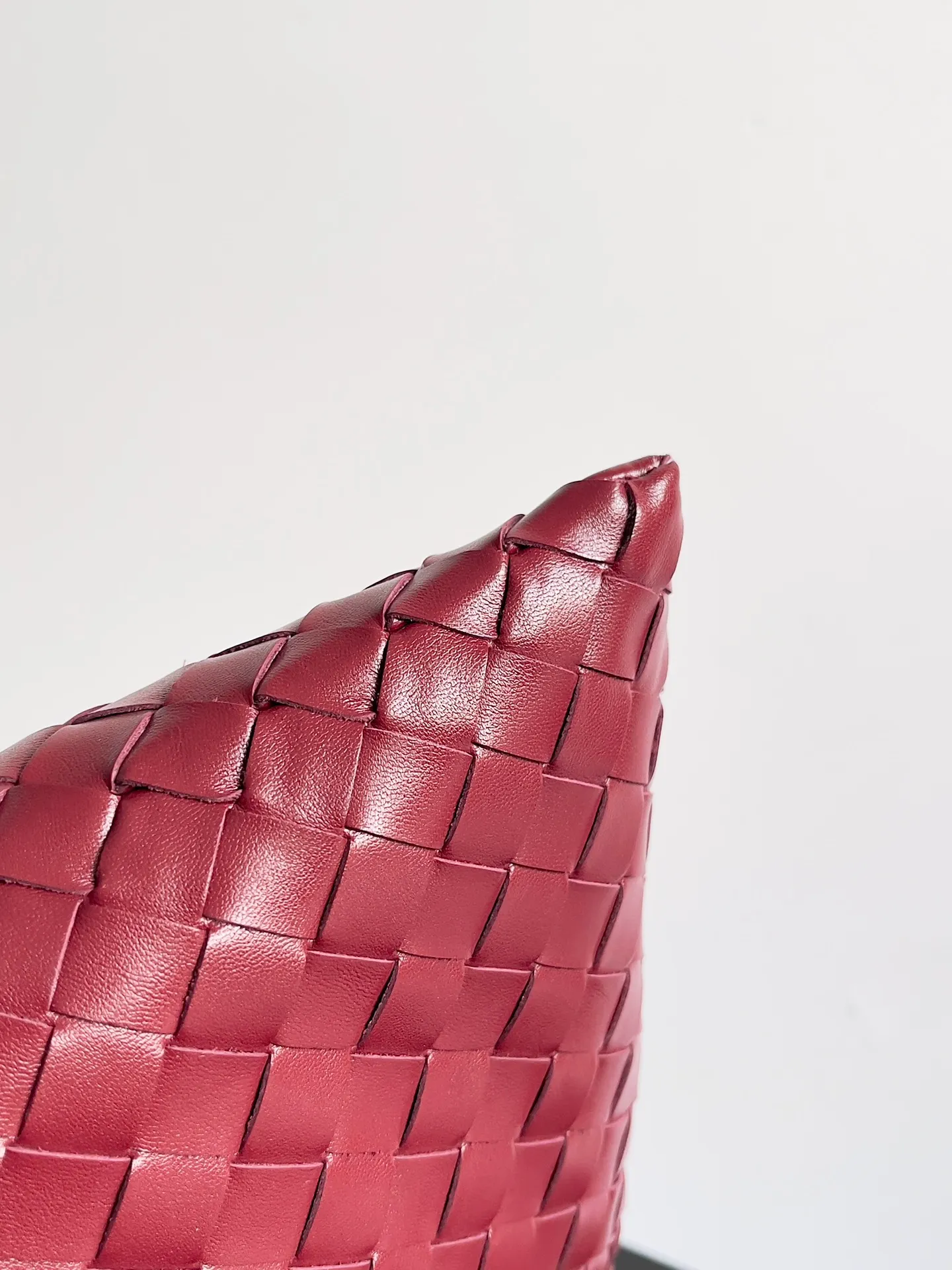 Batch 2160 Recently, I seem to be obsessed with this bag from BV~ The new Hop is really not too beautiful. The whole bag has no seams. The bag body and handles are made of one piece of leather. It embodies the style and essence of Bottega Veneta. It truly represents craftsmanship and creativity. The large size has a very loose and lazy upper body. Big bag lovers will definitely not regret buying it. Style number: 763970 Size: 53*24*13